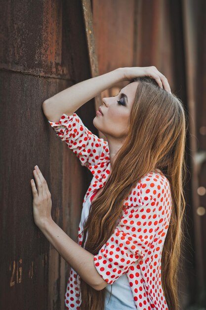 Ritratto di ragazza in camicia e jeans 1599