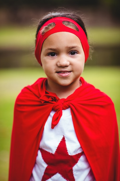 Ritratto di ragazza in costume da supereroe