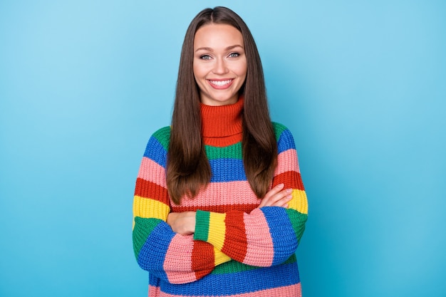 Ritratto di ragazza positiva allegra mani incrociate pronte a decidere decisione scegliere scelta soluzione di lavoro indossare pullover stile arcobaleno isolato su sfondo di colore blu