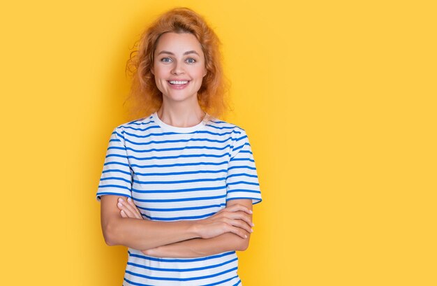 Ritratto di ragazza rossa felice isolato su sfondo giallo con spazio di copia