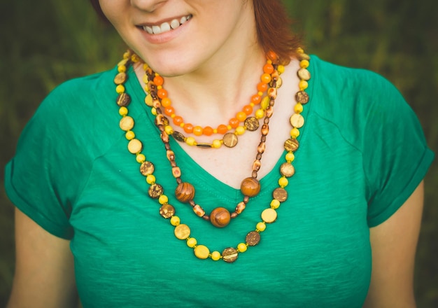 Ritratto di ragazza sorridente felice in natura Belle collane multicolori