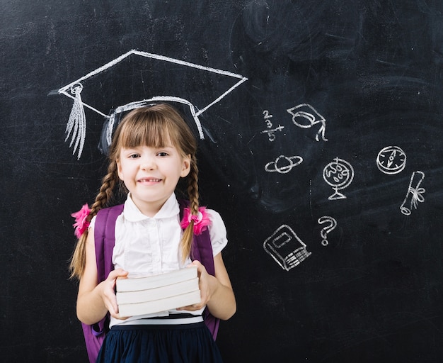 Ritratto di ragazza vista frontale con sfondo di laurea