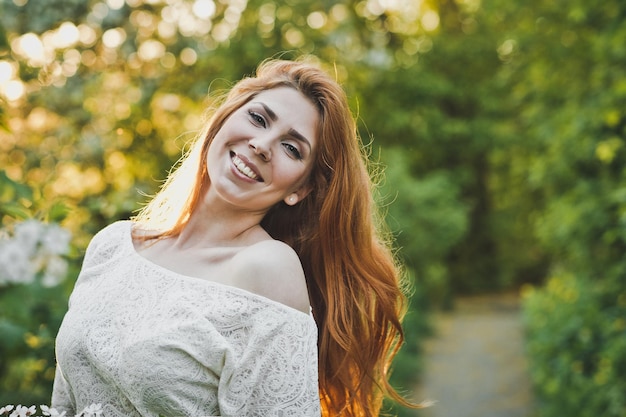 Ritratto di ragazze radosti che passeggiano nel Parco 6193