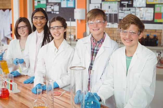 Ritratto di ragazzi in età scolare facendo un esperimento chimico in laboratorio