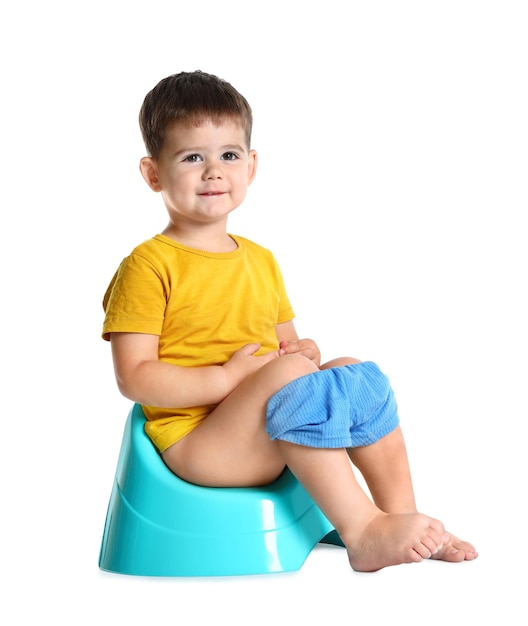 Ritratto di ragazzino seduto sul vasino su sfondo bianco