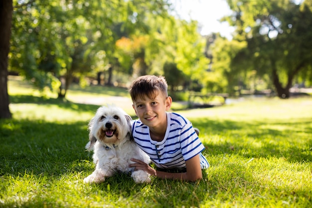 Ritratto di ragazzo con cane nel parco