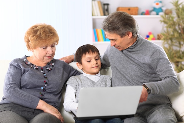 Ritratto di ragazzo con i nonni a casa