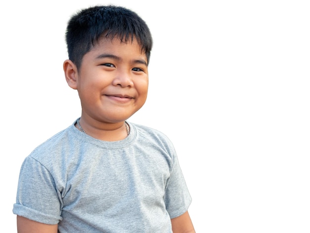 Ritratto di ragazzo sorridente isolato su sfondo bianco