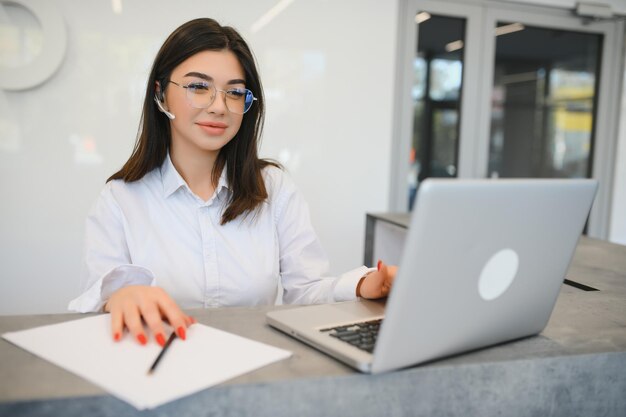 Ritratto di receptionist alla scrivania nella lobby