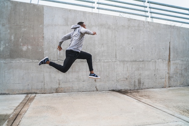 Ritratto di salto dell'uomo di sport.