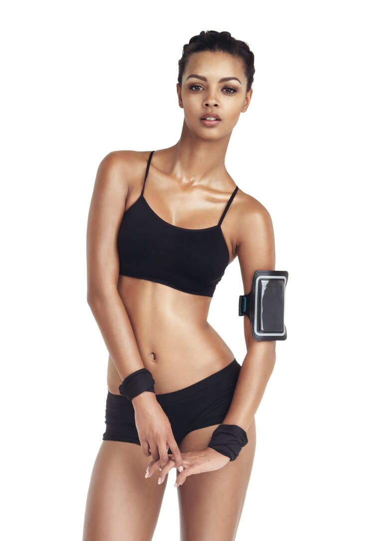 Foto ritratto di salute fitness benessere e donna di colore pronta per l'allenamento e l'allenamento delle prestazioni di corsa cardio per la dieta di esercizio del modello di studio del corpo forte e la ragazza dell'atleta isolata su sfondo bianco