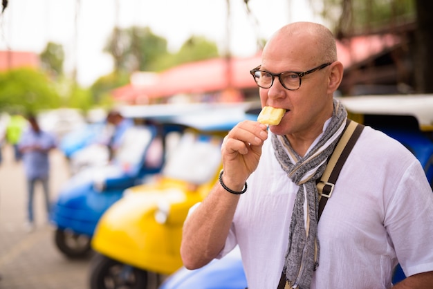 Ritratto di senior turista scandinavo uomo trascorrere le vacanze nella città di Ayutthaya della Thailandia