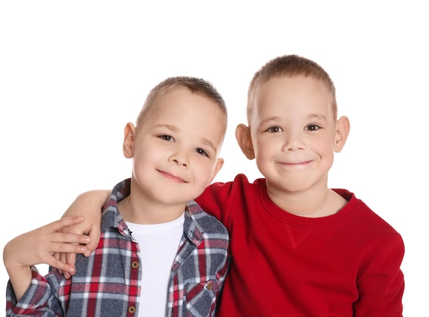 Ritratto di simpatici fratelli gemelli su sfondo bianco