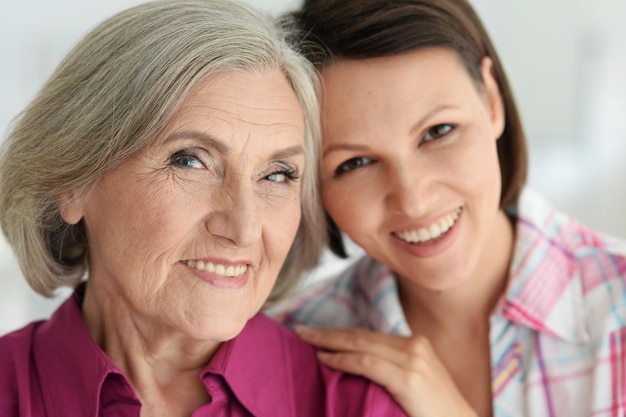 Ritratto di sorridente madre e figlia