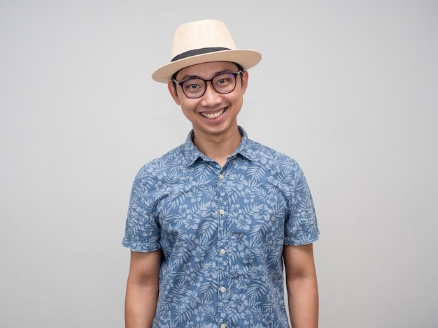 Ritratto di sorriso felice uomo asiatico positivo blu shrt indossare cappello