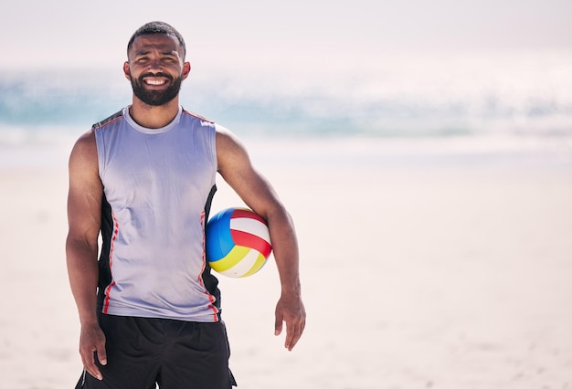 Ritratto di spiaggia e uomo felice con pallavolo per esercizi di allenamento e cardio in natura Ocean face e giocatore maschio sorridono in mare per una divertente sfida di fitness e allenamento o gioco su spazio mockup