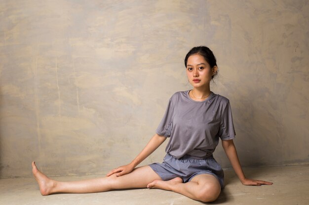 Ritratto di splendida giovane donna asiatica a praticare yoga