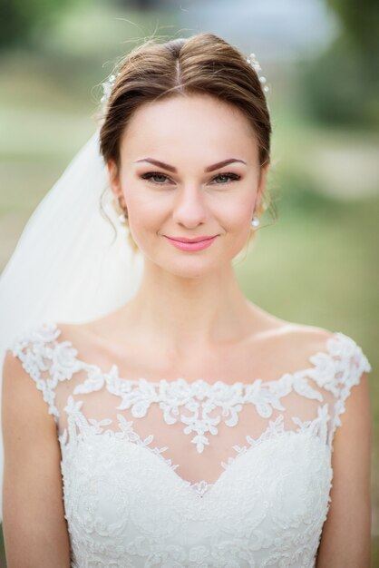 Ritratto di splendida sposa in abito di pizzo