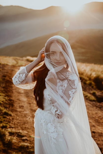 Ritratto di sposa con vista sulle montagne