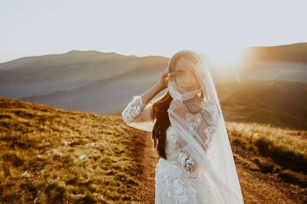 Ritratto di sposa con vista sulle montagne