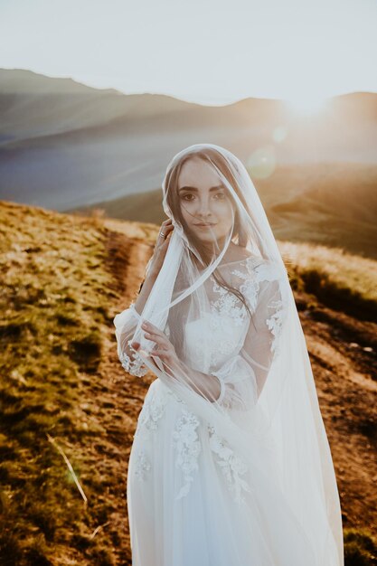 Ritratto di sposa con vista sulle montagne