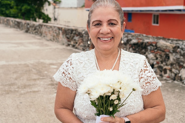 Ritratto di sposa matura che tiene il bouquet