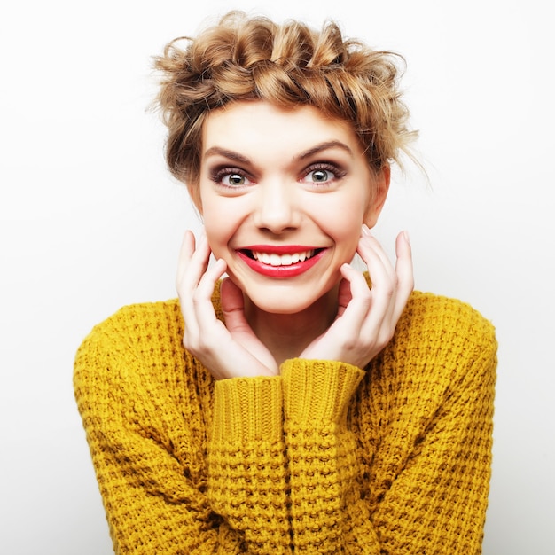 Ritratto di stile di capelli della donna. Primo piano su sfondo bianco.