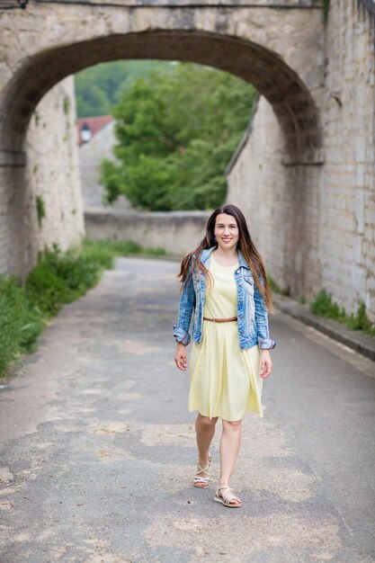 Ritratto di stile di vita di giovane donna alla moda con lunghi capelli castani