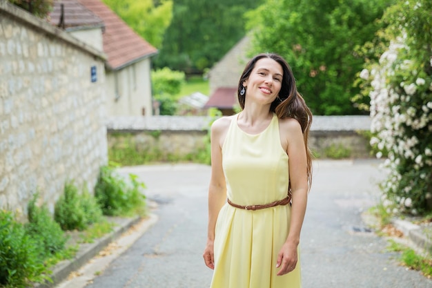 Ritratto di stile di vita di giovane donna alla moda con lunghi capelli castani