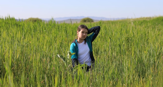 ritratto di strada di una giovane bambina di 7 anni