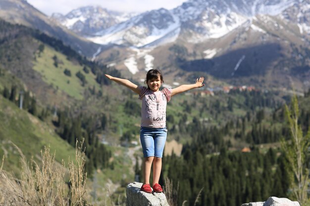 ritratto di strada di una giovane bambina di 7 anni