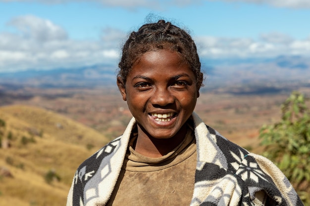 Ritratto di strada di una ragazza allegra africana del Madagascar.