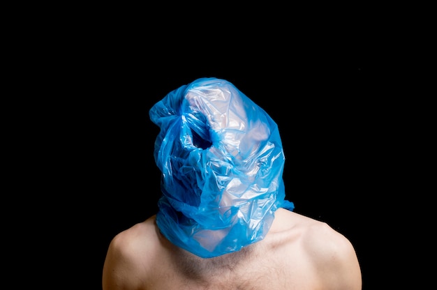 Ritratto di strangolamento con busta di plastica sulla testa