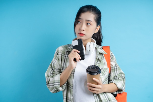 Ritratto di studente asiatico su sfondo blu