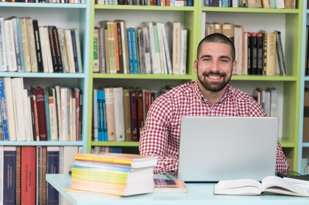 Ritratto Di Studente Caucasico Intelligente