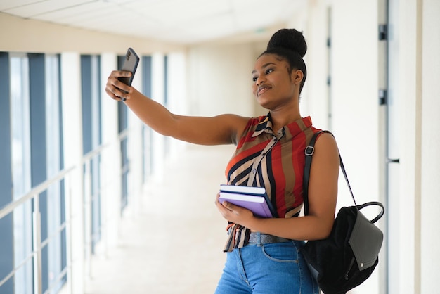 Ritratto di studente di college afroamericano femminile felice