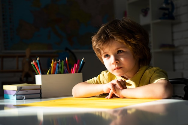 Ritratto di studente di scuola primaria studia al chiuso Concetto di educazione scientifica per bambini Bambini della scuola primaria