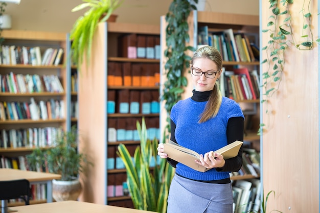 Ritratto di studente intelligente in libreria