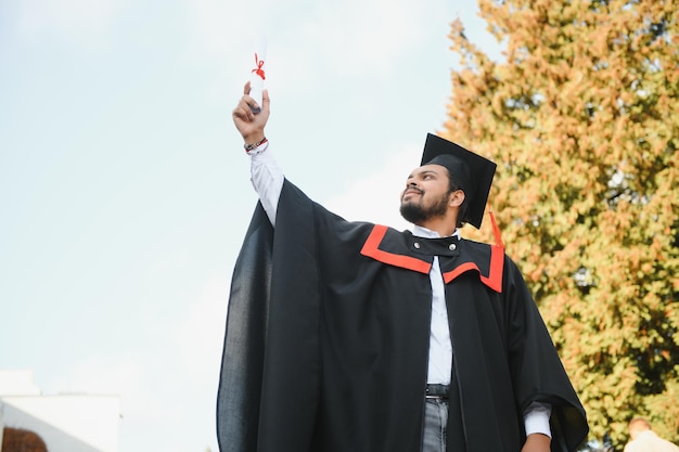 Ritratto di studente laureato indiano