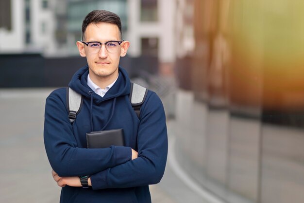 Ritratto di studente universitario di successo fiducioso