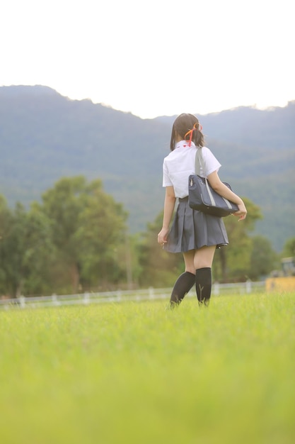 Ritratto di studentessa giapponese all'aperto in campagna