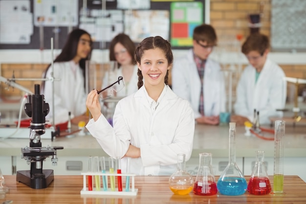 Ritratto di studentessa sorridente in laboratorio