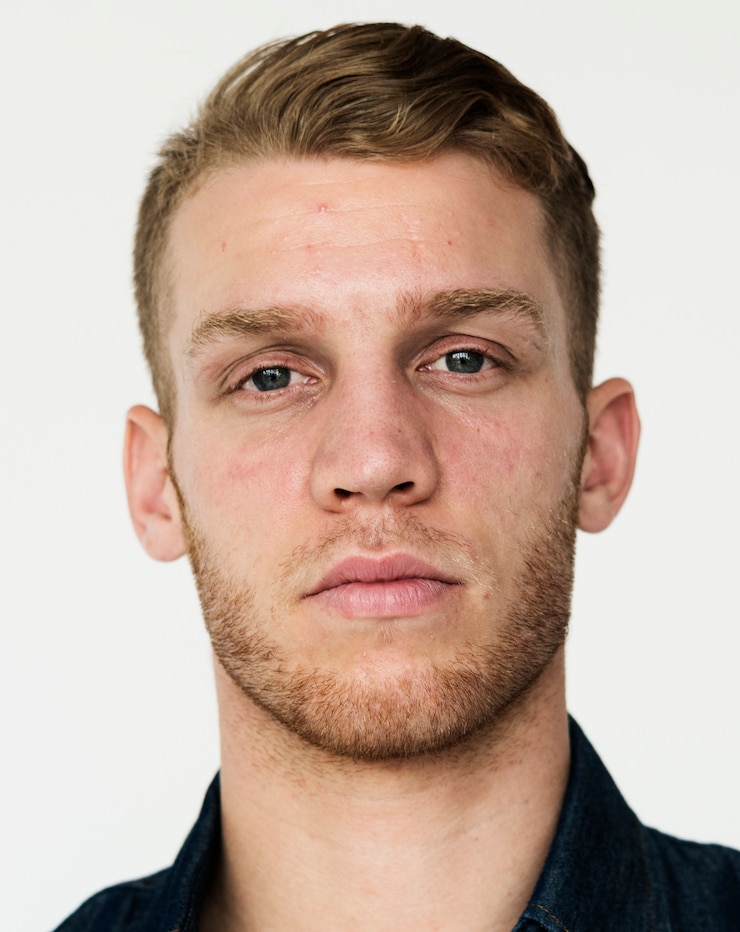 Foto ritratto di studio sereno viso uomo adulto