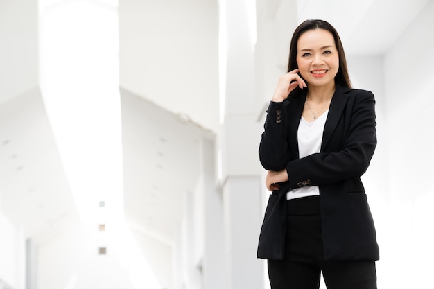 Ritratto di successo Una donna d'affari asiatica di mezza età che sorride alla telecamera
