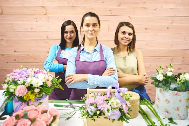 Ritratto di tre ragazze fioriste in officina