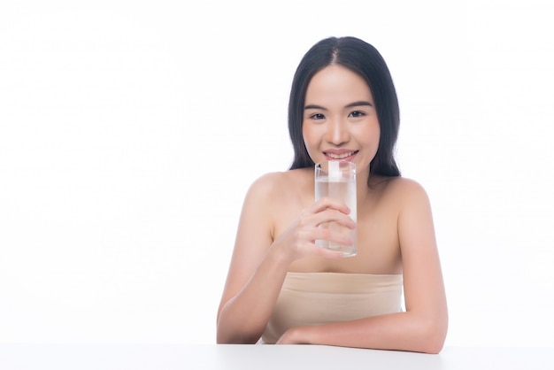 Ritratto di un'acqua potabile della bella ragazza asiatica