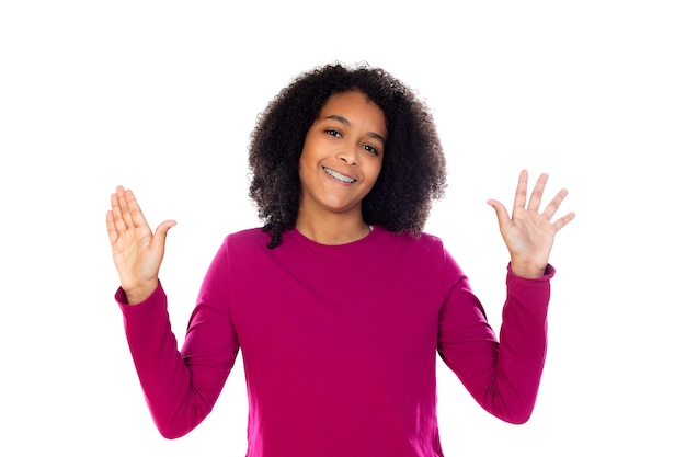 Ritratto di un adolescente con capelli afro isolato su un muro bianco