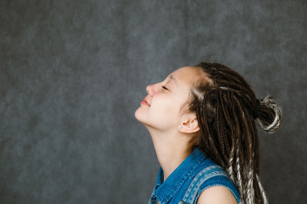 Ritratto di un adolescente con i dreadlocks.