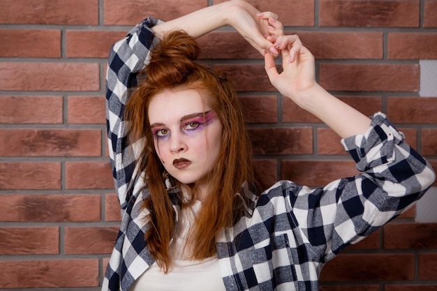 Ritratto di un'adolescente generazione Z con capelli rossi e trucco luminoso