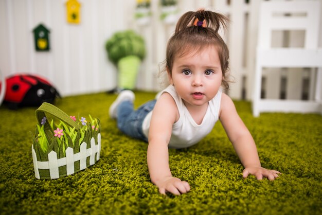 Ritratto di un'affascinante bambina dagli occhi castani